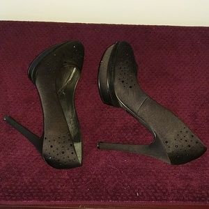 Black pumps!!! Sparkly!! But classy.